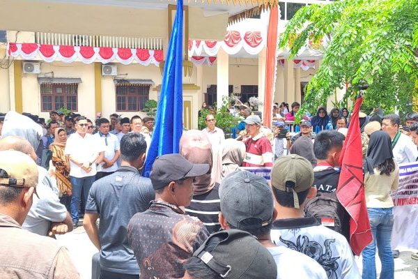 Aksi Demo di DPRD Sibolga di Kepung Aparat, 2 Ambulance Disiapkan di Lokasi