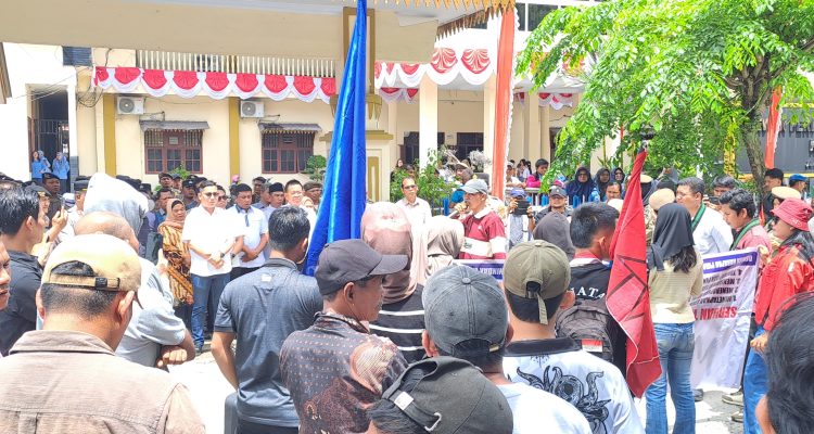 Aksi Demo di DPRD Sibolga di Kepung Aparat, 2 Ambulance Disiapkan di Lokasi